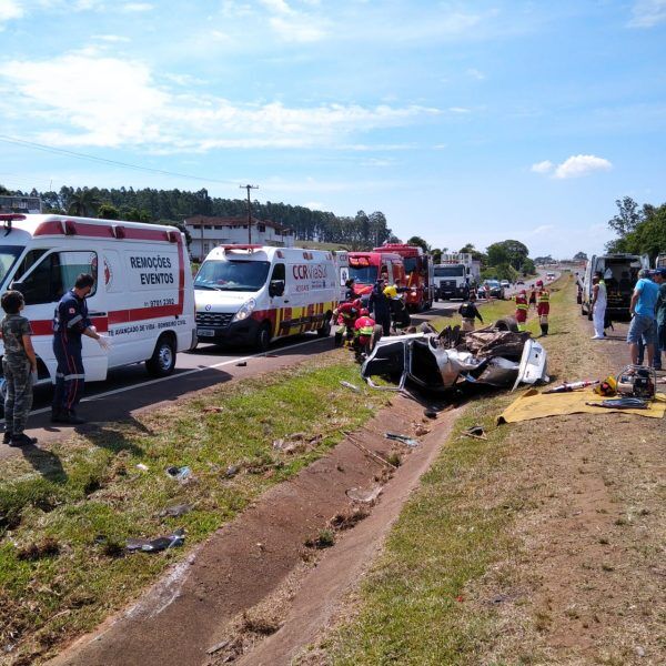 Carro capota na BR-386 em Estrela