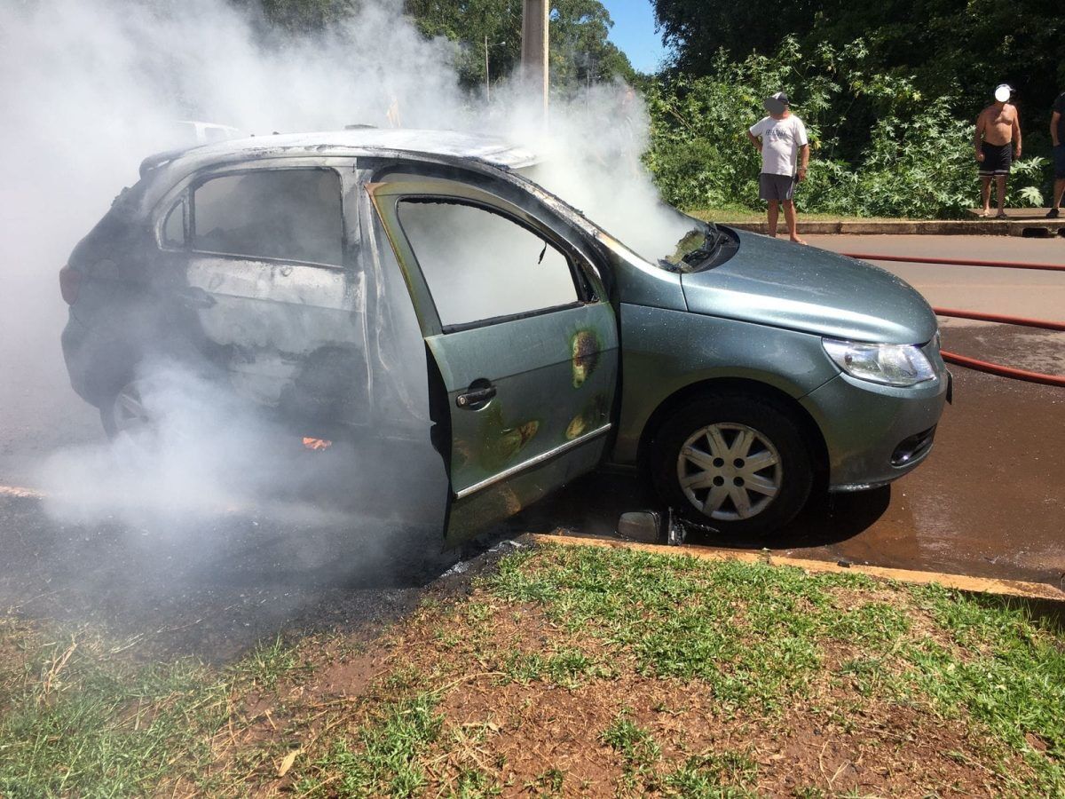 Carro pega fogo em Teutônia