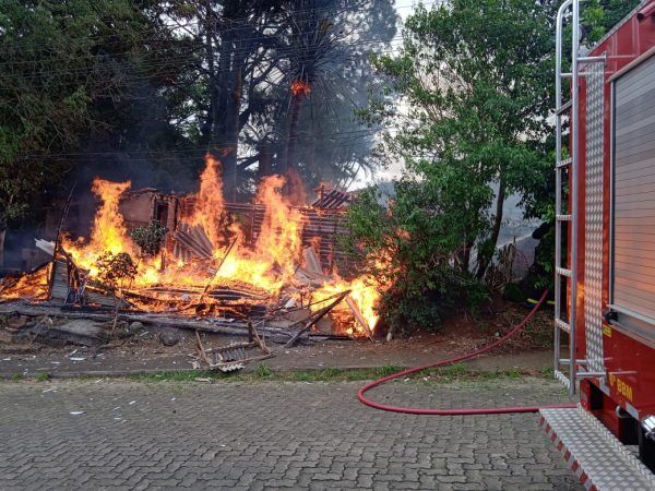 Homem morre em casa incendiada