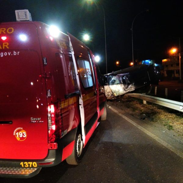 Condutor capota na BR-386 e bombeiros encaminham ao hospital