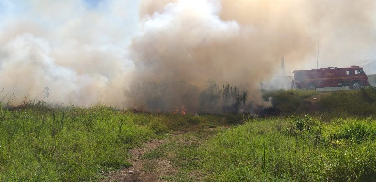 Bombeiros combatem incêndio em vegetação em Encantado