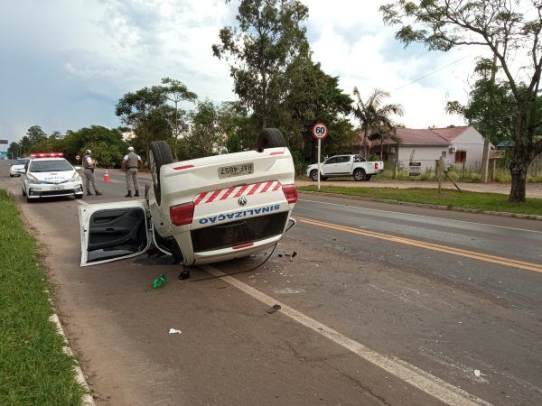 Capotamento deixa motorista ferido na Rota do Sol