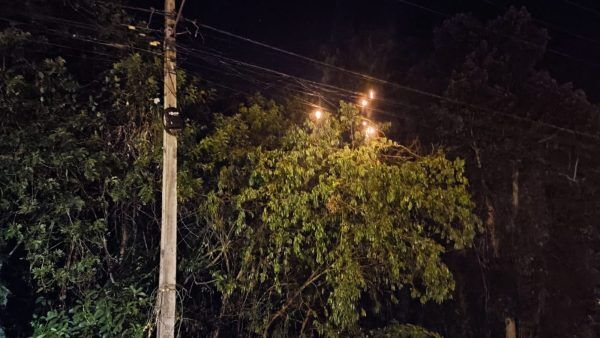 Bombeiros combatem incêndio em transformador