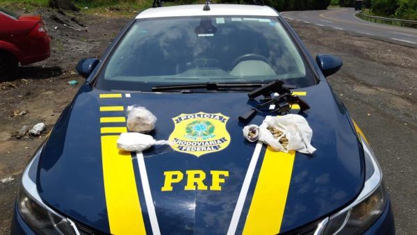 PRF flagra adolescente com armas, munições e drogas em Pouso Novo