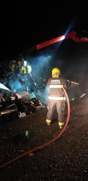 Bombeiros de Encantado apagam incêndio em sucata