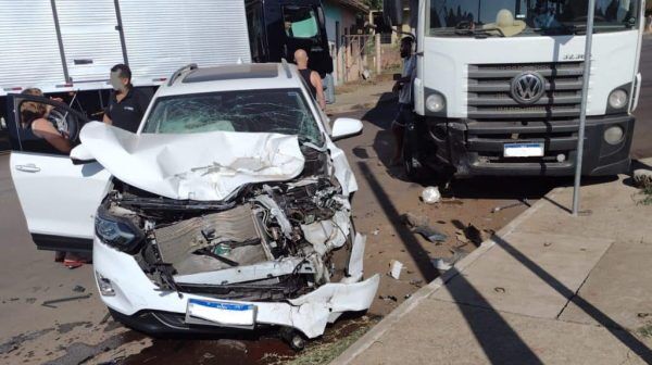 Carro colide contra caminhão em Arroio do Meio