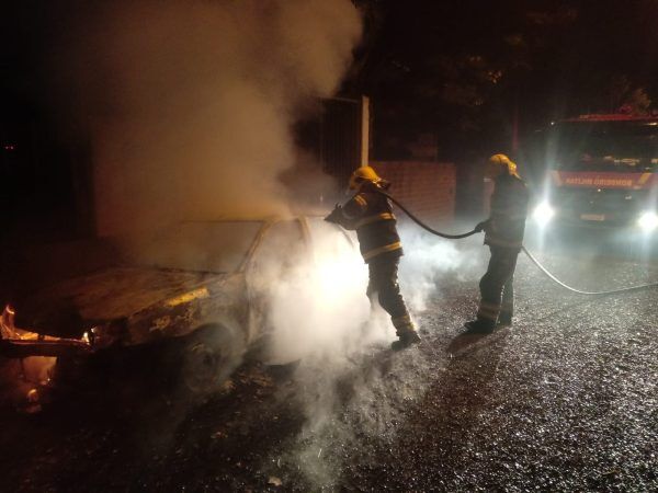 Bombeiros controlam incêndio em veículo abandonado