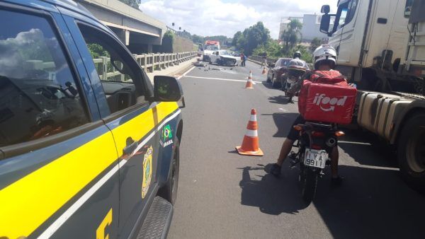 Acidente causa bloqueio de uma pista na BR-386 em Estrela