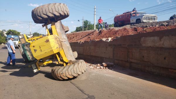 Motoniveladora tomba na obra do Viaduto da Benjamin