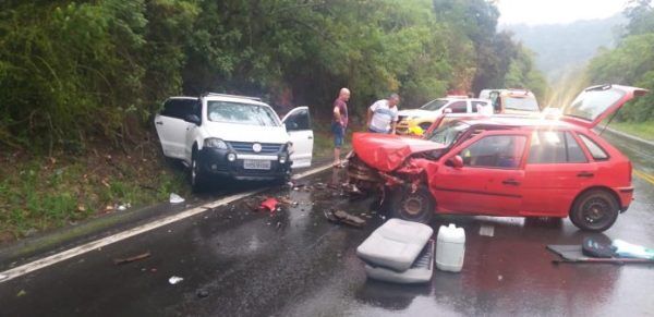 Aquaplanagem provoca colisão na ERS-129