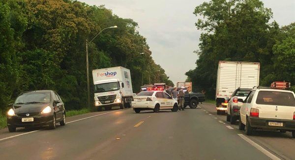 Acidente entre moto e camionete deixa trânsito lento na ERS-130