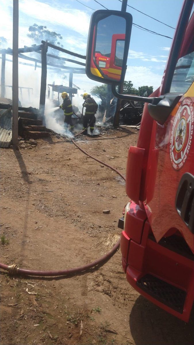 Galpão pega fogo no interior de Roca Sales