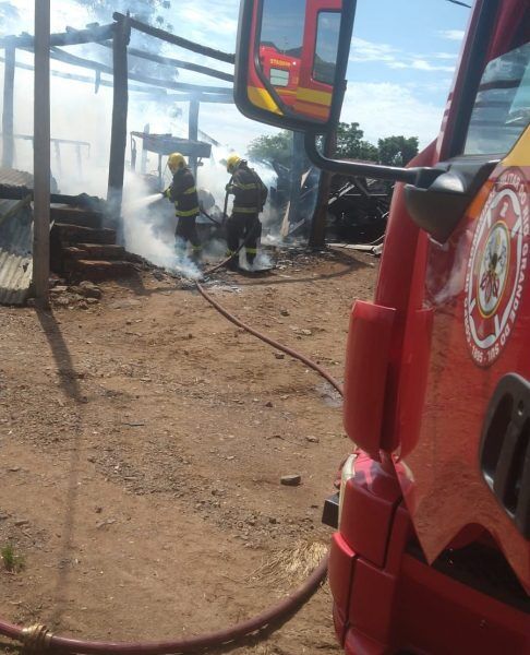 Galpão pega fogo no interior de Roca Sales