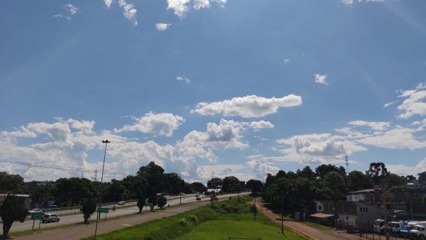 Sol aparece entre nuvens nesta sexta-feira