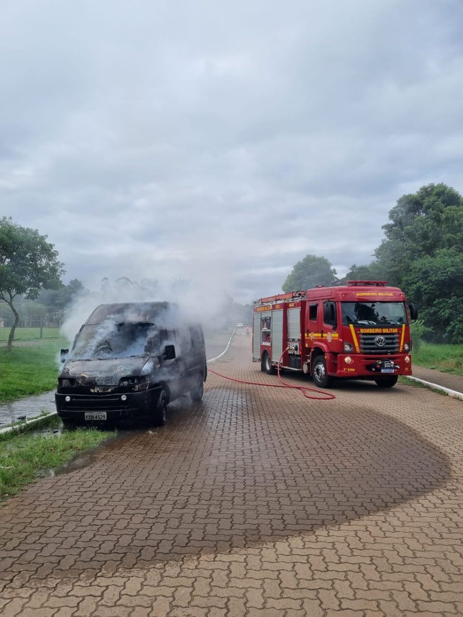 Bombeiros combatem princípio de incêndio em veículo