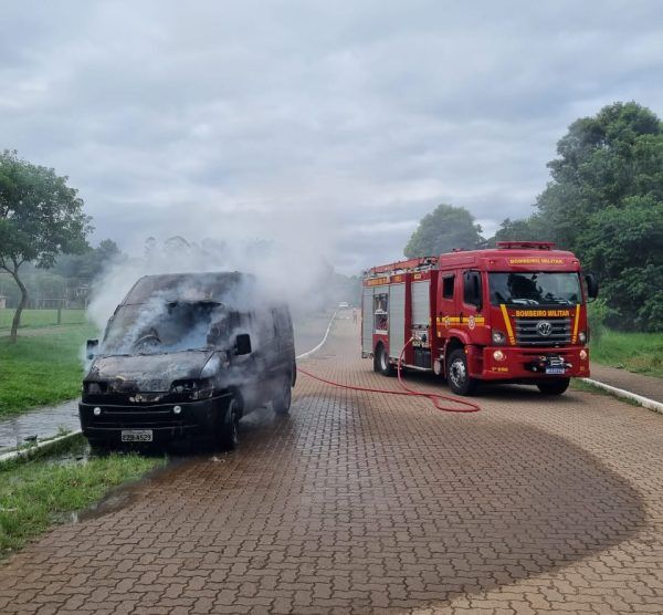 Bombeiros combatem princípio de incêndio em veículo