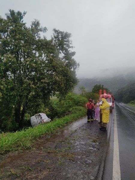 Carro aquaplana e sai da pista em Muçum