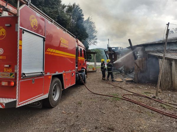 Incêndio destrói residência no interior de Doutor Ricardo