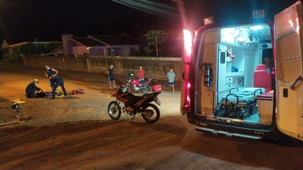 Jovem sofre ferimentos após colidir em motocicleta