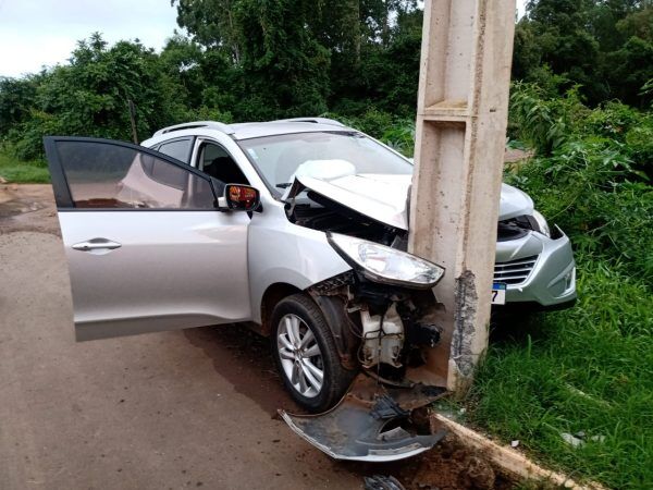 Veículo colide contra poste após desviar de cachorro em Teutônia