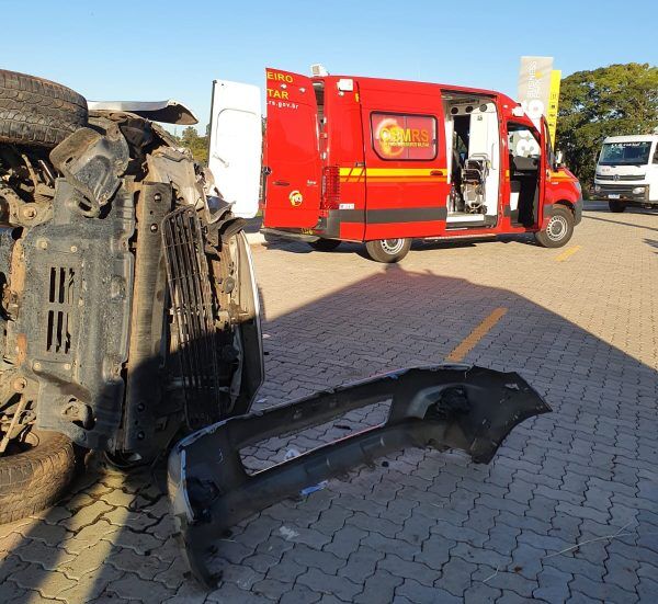 CCR Via Sul resgata condutor após capotamento na BR-386 em Estrela