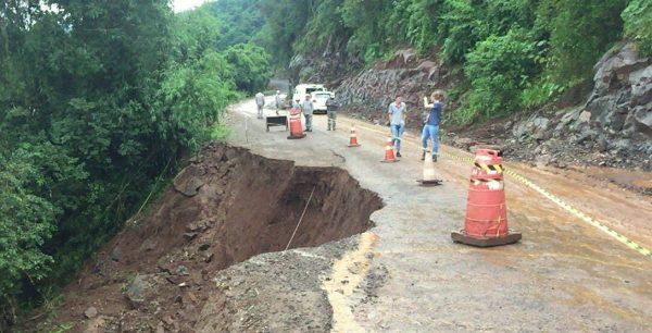 Deslizamento deixa trânsito em meia pista na VRS-811