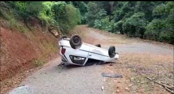 Carro despenca de ribanceira e provoca duas mortes