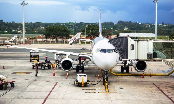 Pilotos e comissários de voo decretam greve para próxima segunda-feira
