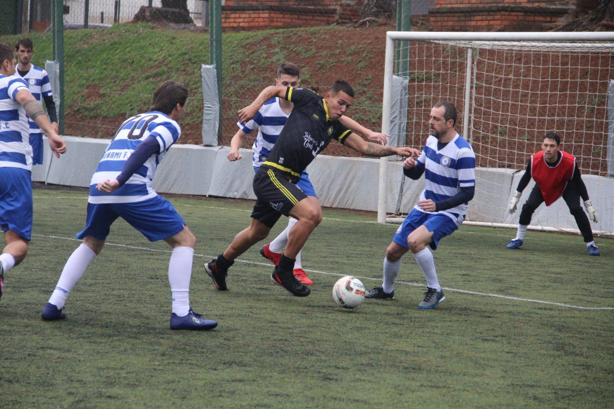 Os opostos dos clubes sociais