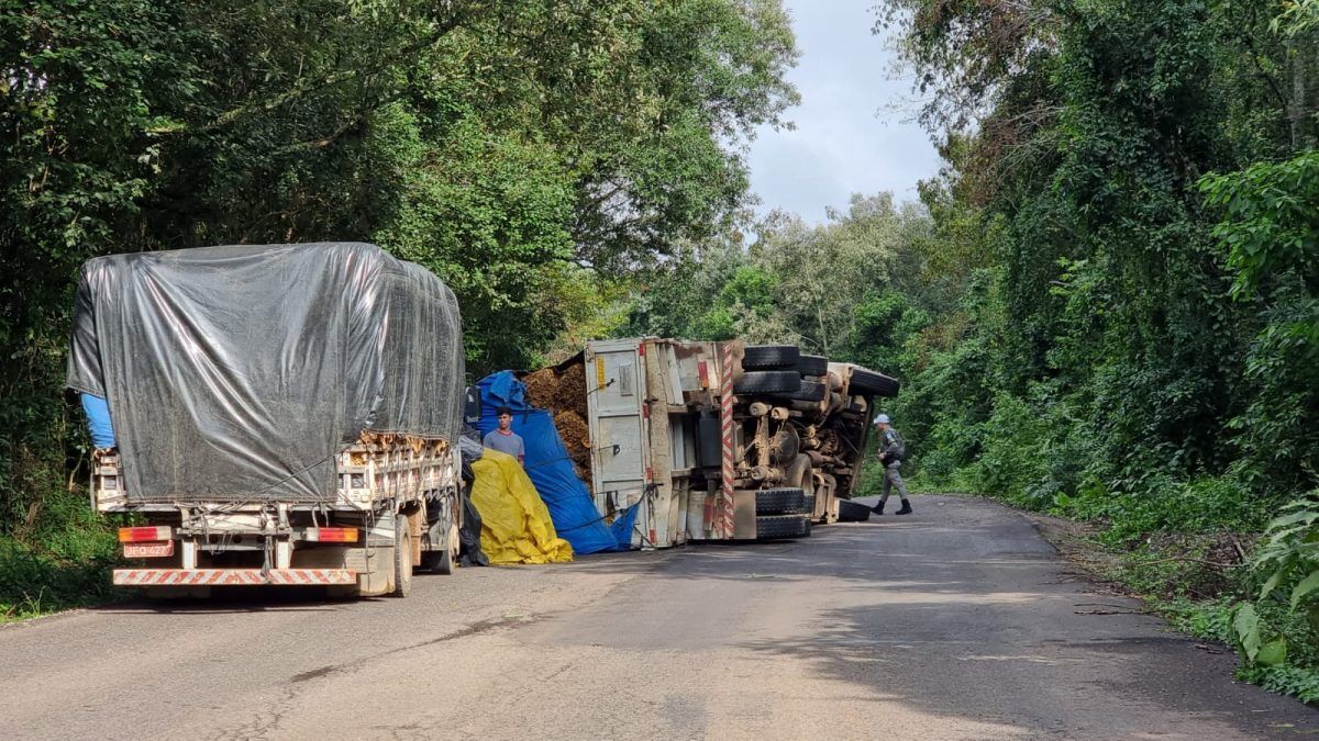 Caminhão tomba na ERS-332 em Anta Gorda