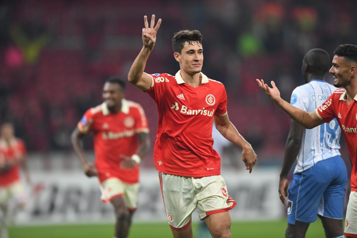 Com três gols de Dourado, Inter goleia e avança de fase