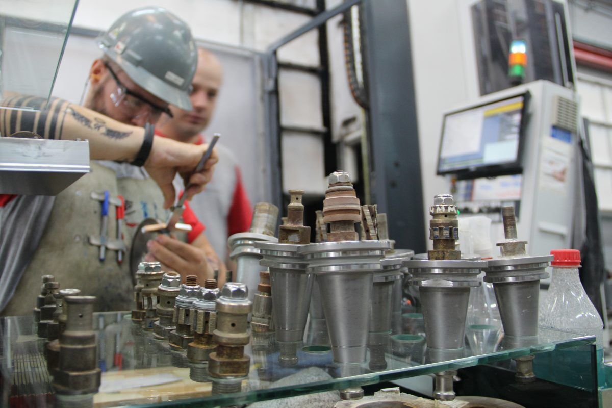 Produção industrial cresce 0,3% de abril para maio