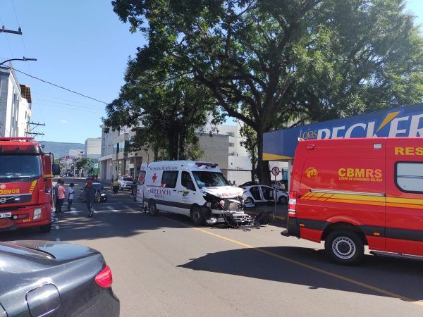 Carro e ambulância colidem no centro de Encantado