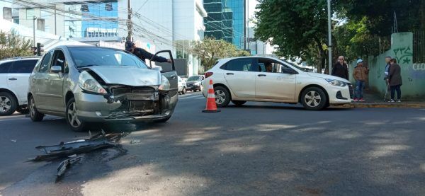 Veículos colidem no Centro de Lajeado