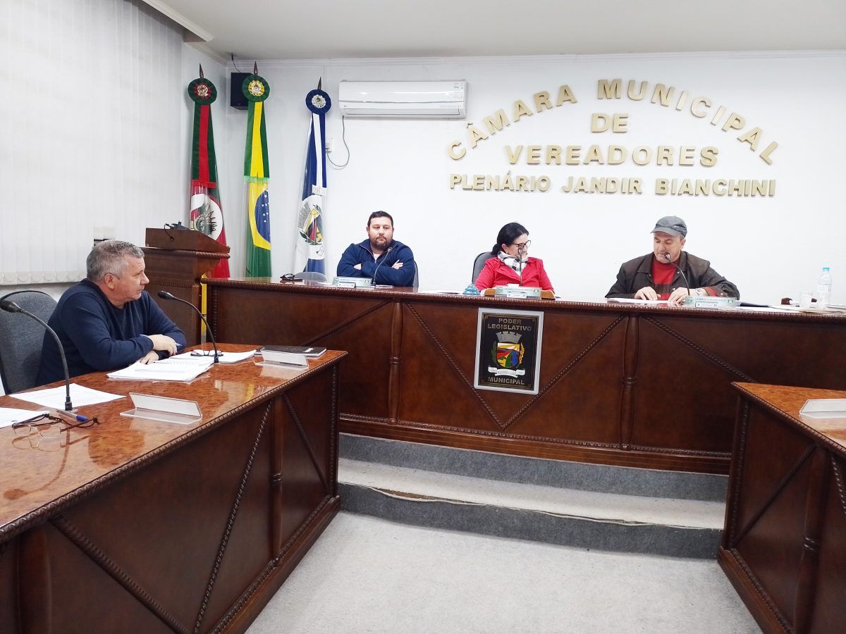 Vereadores questionam transporte escolar