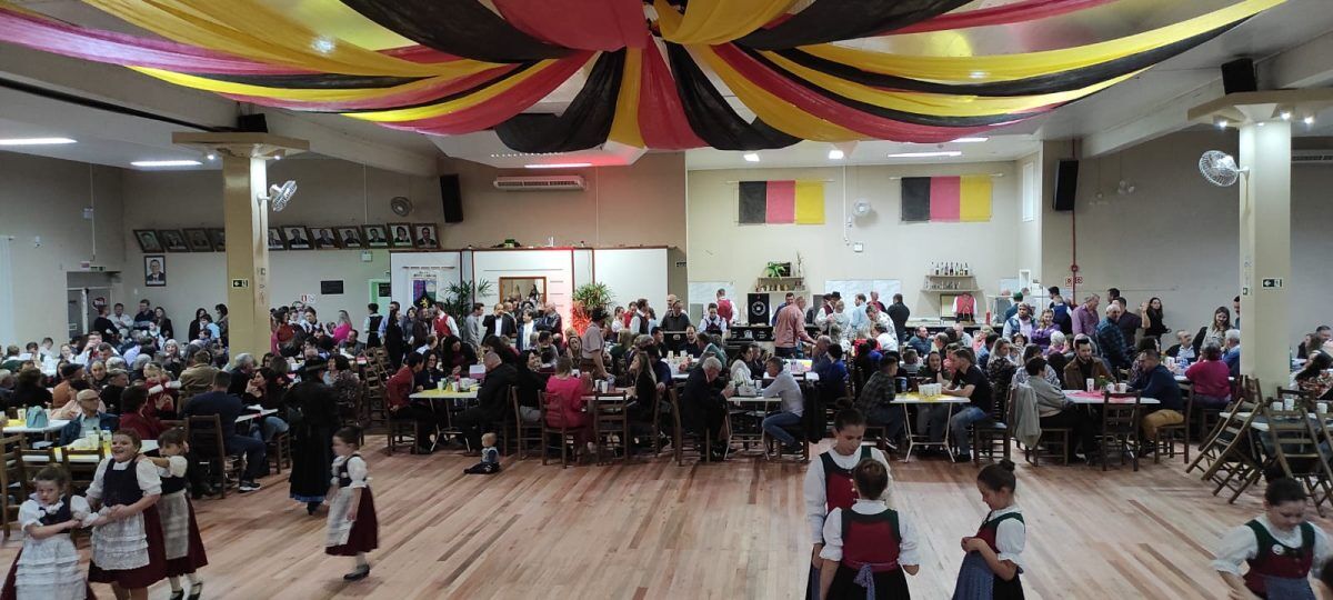 Festival do Grupo de danças folclóricas alemãs Fröhlicher Kreis ocorreu nesse sábado