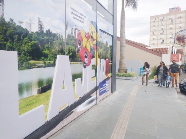 Florestal inaugura modelo de loja em Lajeado