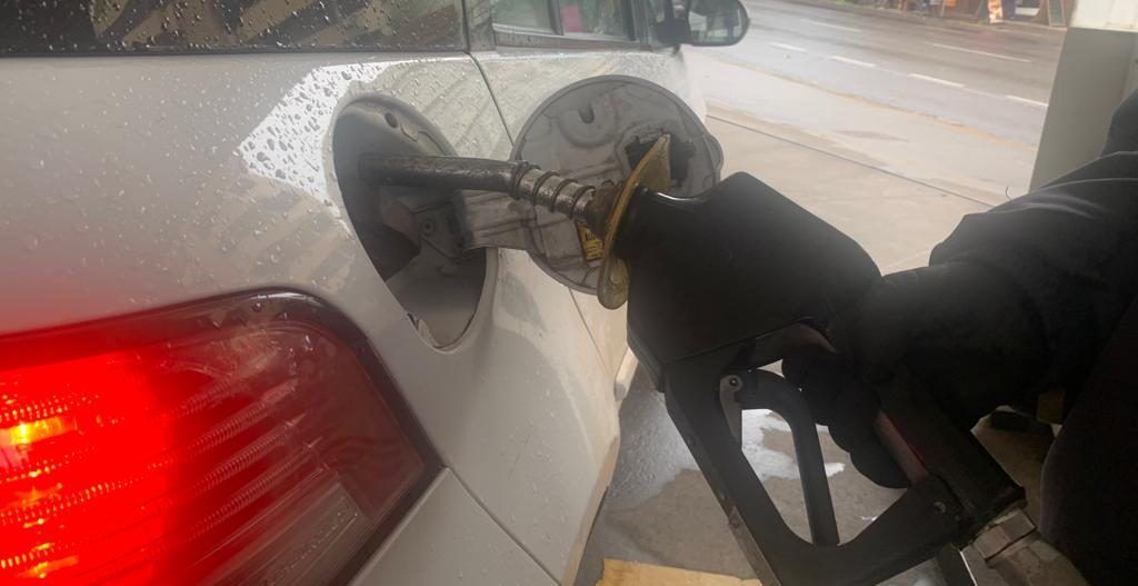 Preço médio da gasolina reduz R$ 0,12 em uma semana
