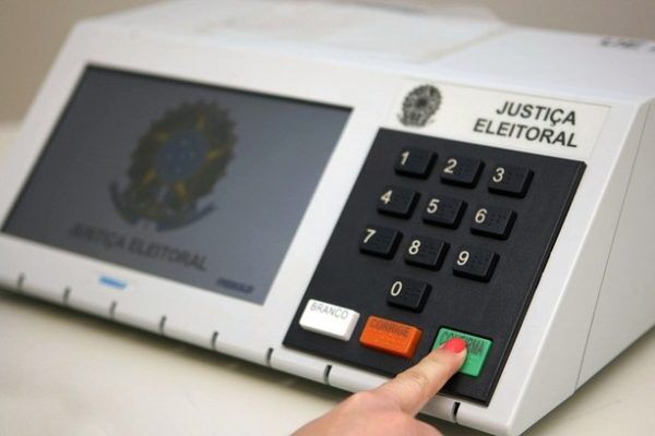 Presença feminina estagna nas câmaras e cresce nas prefeituras