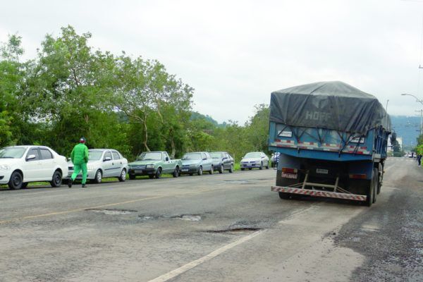 Vereadores de Encantado denunciam situação precária da rua Coronel Sobral