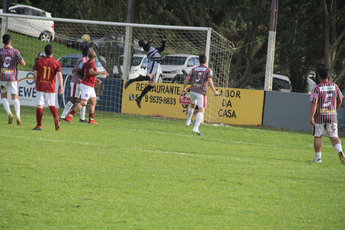 Atual campeão vence na estreia