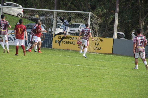 Atual campeão vence na estreia