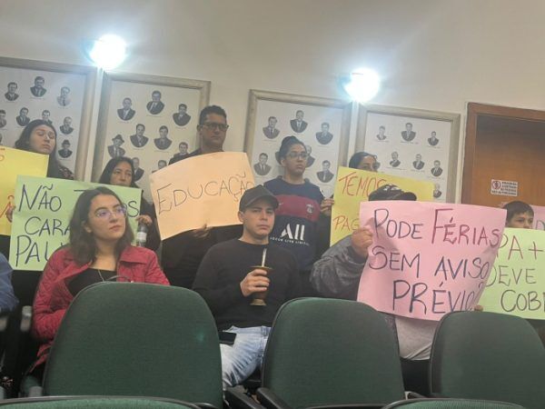 Protesto mobiliza cerca de 100 pessoas no Legislativo