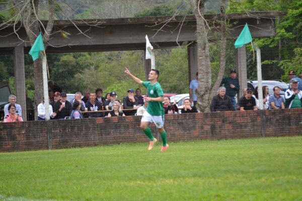 Mandantes largam em vantagem nas oitavas de final