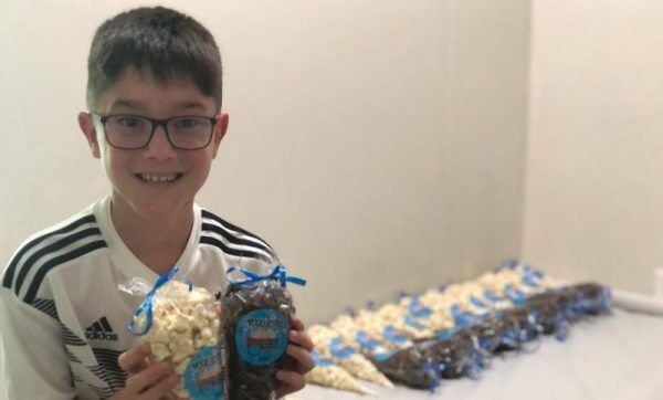 Com venda de “pipocas gourmet”, menino aprende sobre finanças
