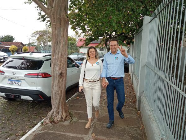 Ênio Bacci vota na Escola Moisés Cândido Veloso, em Lajeado