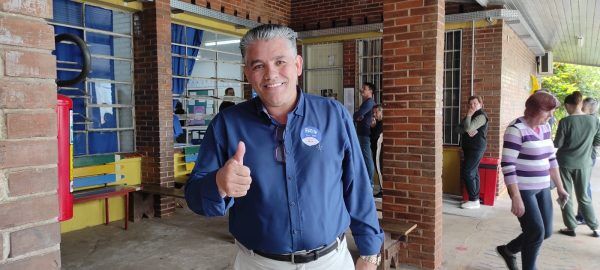 Pastor José Alves vota na Escola 20 de maio, em Estrela