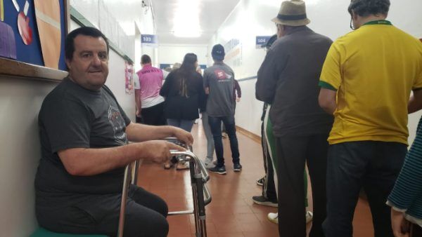“Quero apoiar meus candidatos para ter um país mais justo”, afirma eleitor com dificuldade de locomoção