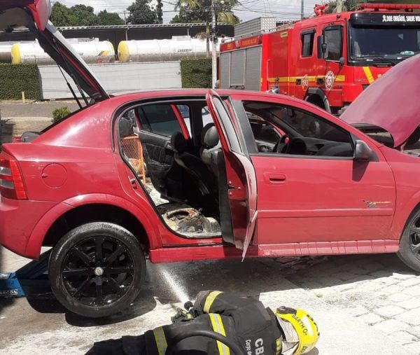 Carro incendeia em oficina mecânica de Lajeado