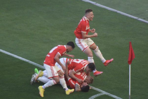 Inter vence o Santos  e retoma a vice-liderança